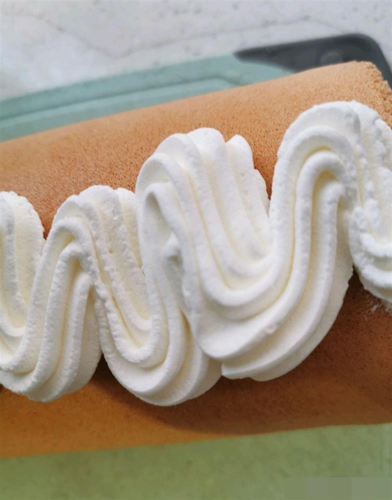 Cách làm bánh bông lan cuộn dâu tây vừa mềm xốp, lại thơm ngon cực phẩm như ngoài hàng-16