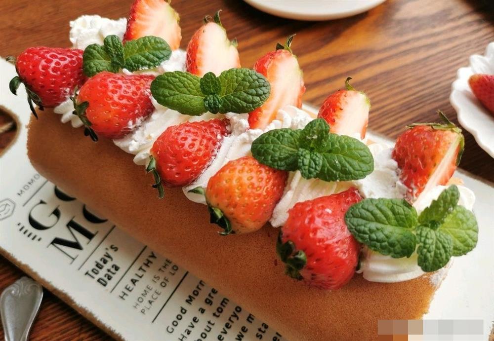 Cách làm bánh bông lan cuộn dâu tây vừa mềm xốp, lại thơm ngon cực phẩm như ngoài hàng-18