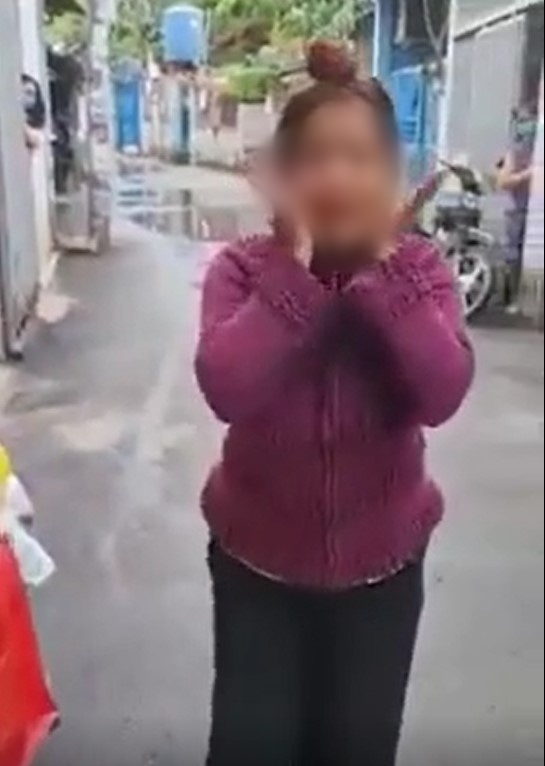 Người phụ nữ không đeo khẩu trang phi thẳng xe máy vào khu vực cách ly, lớn tiếng: Đeo khẩu trang là những người bị truy nã-1