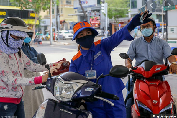 Giá xăng tiếp tục tăng mạnh, lên sát 21 nghìn đồng/lít-1