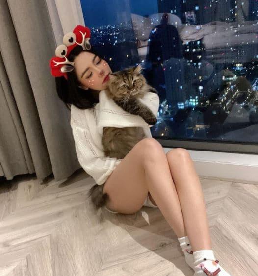 Đăng loạt ảnh lồng lộn khi ở nhà, Bích Phương vô tình hé lộ một phần không gian sống-4