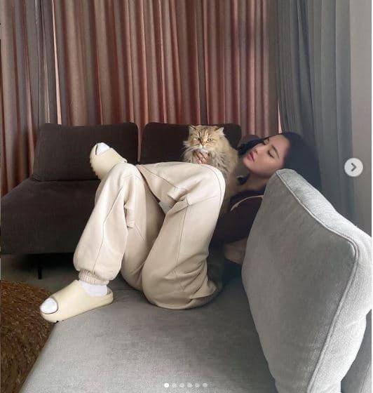 Đăng loạt ảnh lồng lộn khi ở nhà, Bích Phương vô tình hé lộ một phần không gian sống-6