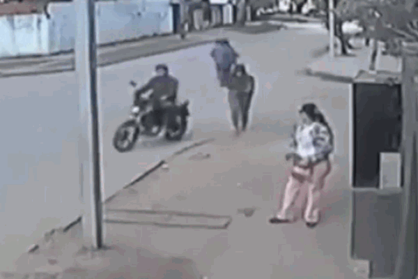 Clip: Quật ngã cô gái để cướp đồ, nam thanh niên nhận ngay kết đắng-1