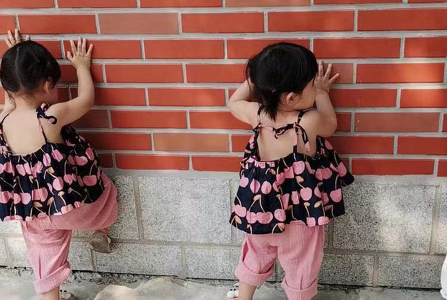 Ai nói đẻ con gái cho bớt quậy? Mẹ bỉm sữa chia sẻ hình ảnh cặp song sinh với những trò quậy phá có đôi khiến cô toát mồ hôi hột-1