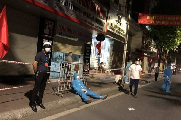 Cấm CĐV phun nước bọt vào người trọng tài không được vào sân trong 3 năm-2