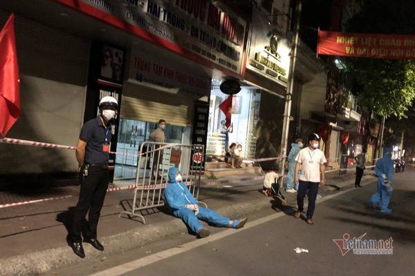 Vợ chồng F0 không đeo khẩu trang, nhổ nước bọt trước mặt lực lượng y tế-2