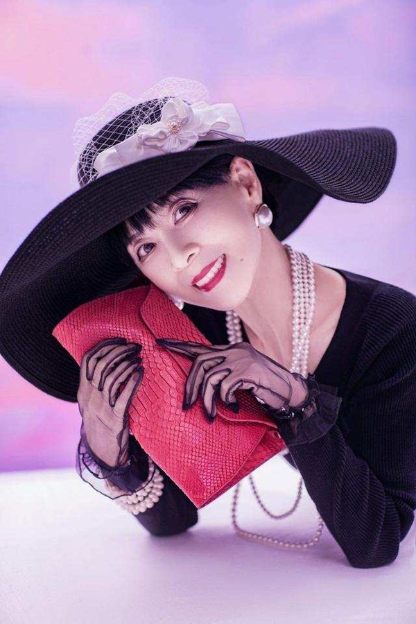 Cụ bà 80 tuổi với thần thái như gái 18 khiến hàng triệu người ngưỡng mộ, bí mật của vẻ đẹp khó tin này là điều không ai ngờ tới-7