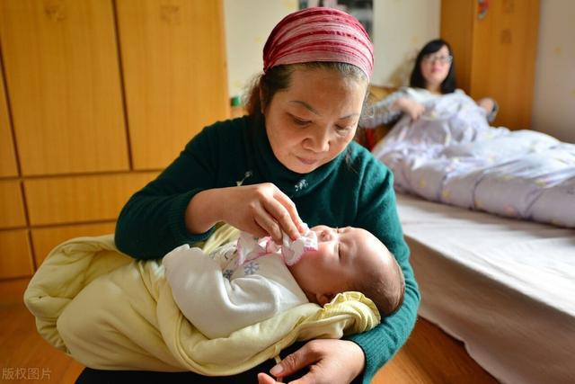 Tiện trông cháu nội tôi nhận trông 2 đứa trẻ nữa kiếm thêm thu nhập, ai ngờ lại bị con dâu đuổi khỏi nhà với lý do chua chát này-1
