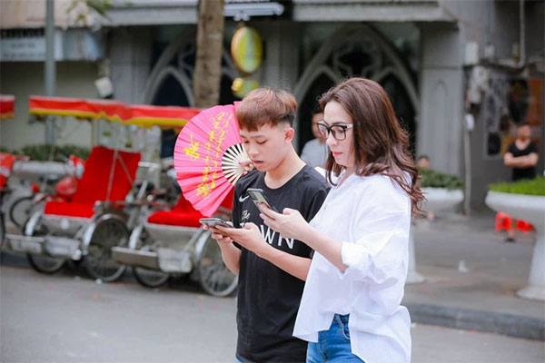 Netizen nghi vấn về chiếc áo đặc biệt của mẹ Hồ Văn Cường trong clip, dòng chữ phải chăng thay cho lời muốn nói?-5