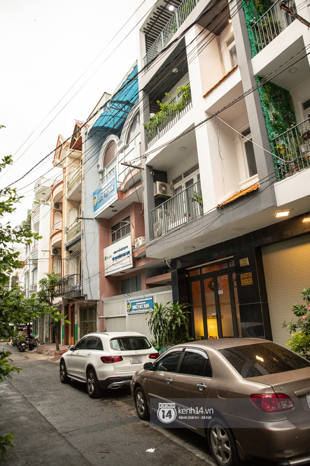 Về nhà Phi Nhung giữa loạt drama: 4 tầng lầu và chiếc Mẹc to đùng đậu ngay cửa, hàng xóm xôn xao ủa Hồ Văn Cường có bị nhốt đâu ta?-2