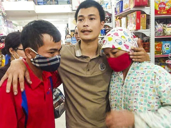 2 vợ chồng đi xe máy sang đường đột ngột đã đến gặp tài xế container xin lỗi và tới công an làm chứng-1