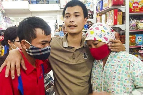 2 vợ chồng đi xe máy sang đường đột ngột đã đến gặp tài xế container xin lỗi và tới công an làm chứng