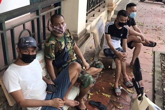 Tụ tập ăn giỗ, 9 người bị phạt 135 triệu đồng, cả nhà phải đi cách ly