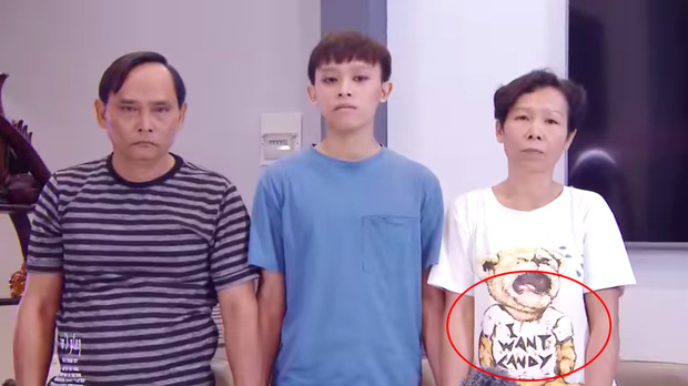 Netizen nghi vấn về chiếc áo đặc biệt của mẹ Hồ Văn Cường trong clip, dòng chữ phải chăng thay cho lời muốn nói?-2