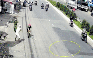 Đối tượng cầm dao uy hiếp chiến sĩ CA, người dân vác gậy đánh từ phía sau giải vây tình huống khẩn cấp-1