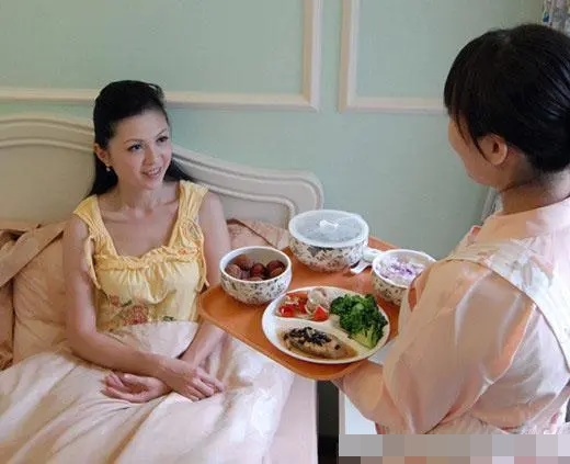 Con dâu ở cữ, mẹ chồng ngày nào cũng mang canh gà hầm cho ăn, một hôm con trai vô tình ăn thử một miếng, anh liền đuổi khéo bà về quê ngay-1