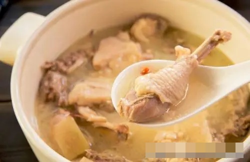 Con dâu ở cữ, mẹ chồng ngày nào cũng mang canh gà hầm cho ăn, một hôm con trai vô tình ăn thử một miếng, anh liền đuổi khéo bà về quê ngay-2