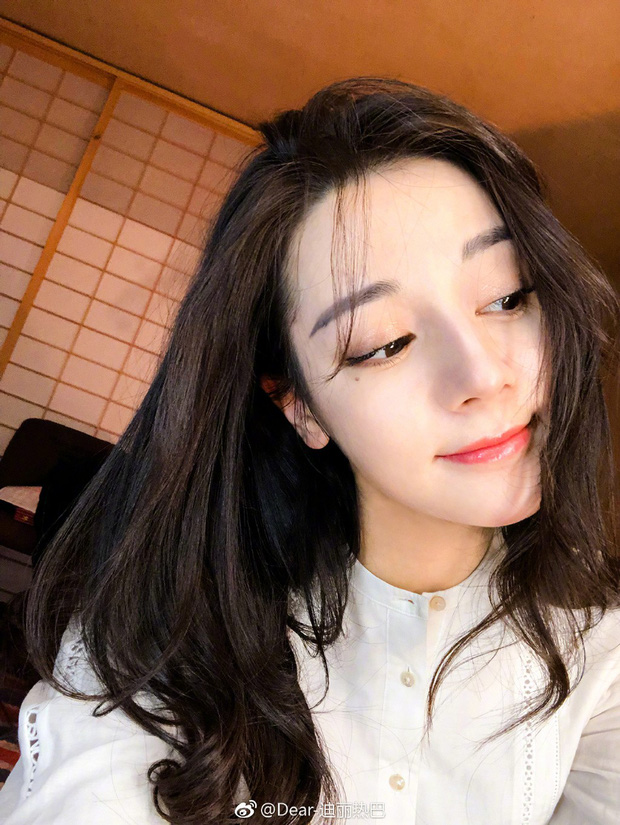 Địch Lệ Nhiệt Ba có 3 nguyên tắc sống còn ở khoản skincare, riêng điều cuối xa xỉ thấy rõ!-1