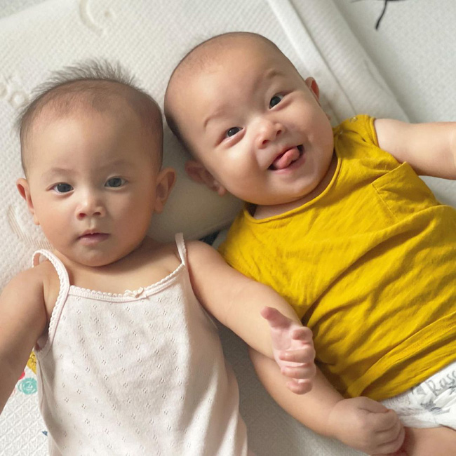 Hai con vừa bước vào thời kỳ ăn dặm, Hồ Ngọc Hà đã phải cầu cứu các mẹ bỉm vì lý do liên quan đến Lisa-2