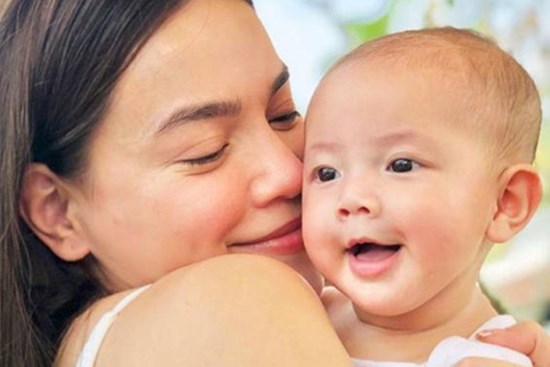 Hai con vừa bước vào thời kỳ ăn dặm, Hồ Ngọc Hà đã phải