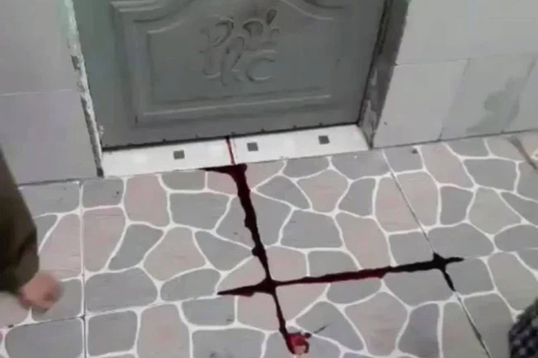 Thấy vệt máu chảy ra từ phòng trọ đã đông đặc, hàng xóm phá cửa vào trong thì phát hiện điều kinh hoàng-1