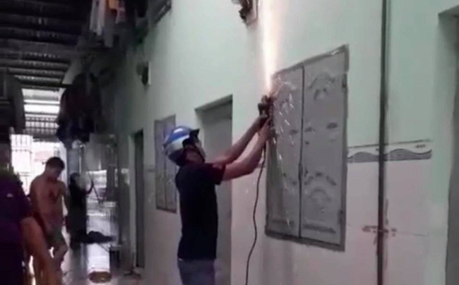 Thấy vệt máu chảy ra từ phòng trọ đã đông đặc, hàng xóm phá cửa vào trong thì phát hiện điều kinh hoàng-2