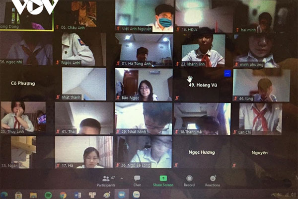 Sĩ tử Hà Nội cùng phụ huynh đội mưa đi lễ cầu may trước ngày thi vào lớp 10-21