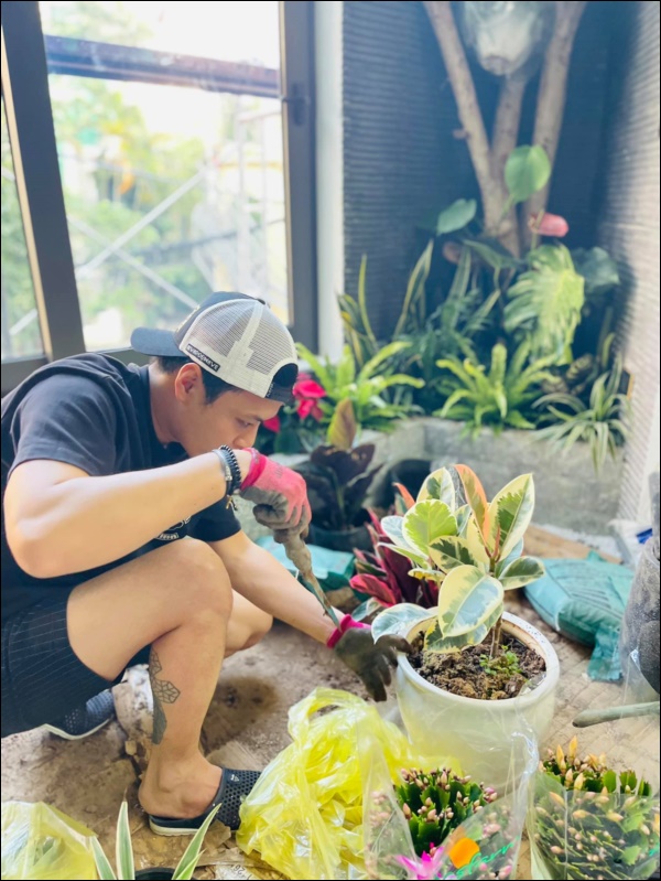 Hồng Đăng tự tay chăm chút cho khu vườn nhỏ trong biệt thự hoàng tráng 2 mặt tiền tọa lạc ngay trung tâm Tp.Hà Nội-2