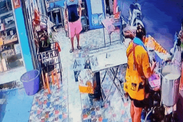 Clip: Bé 5 tuổi vặn tay ga khiến 2 mẹ con lao vào chảo dầu sôi