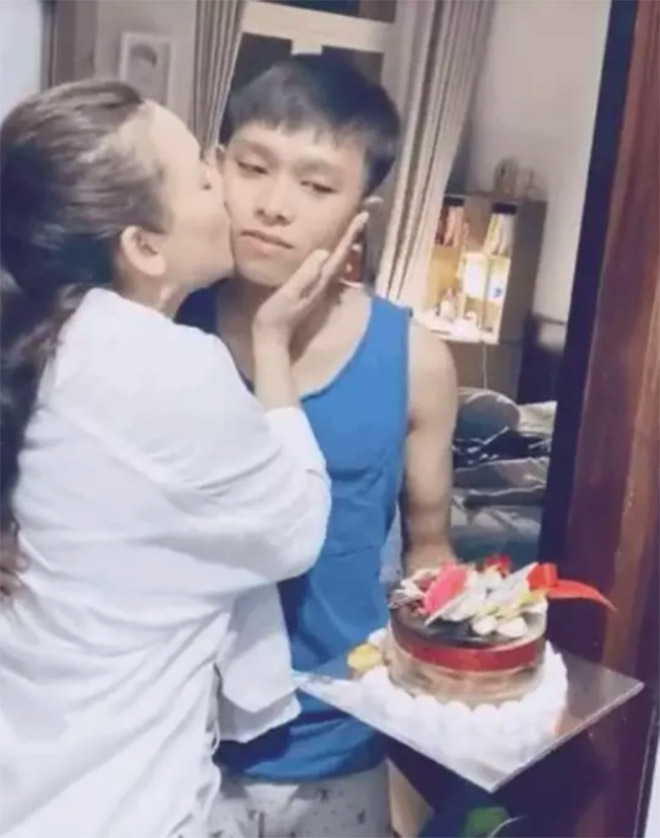 Đời tư kín tiếng nhưng Phi Nhung lại rất thoải mái ôm hôn đồng nghiệp nam-14