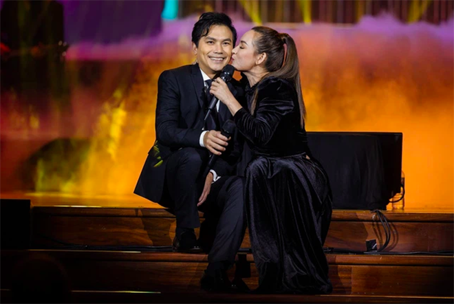 Đời tư kín tiếng nhưng Phi Nhung lại rất thoải mái ôm hôn đồng nghiệp nam-3