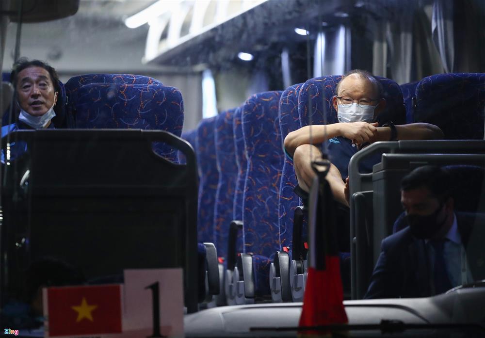 Tuấn Anh buồn bã ra xe trở về khách sạn-2