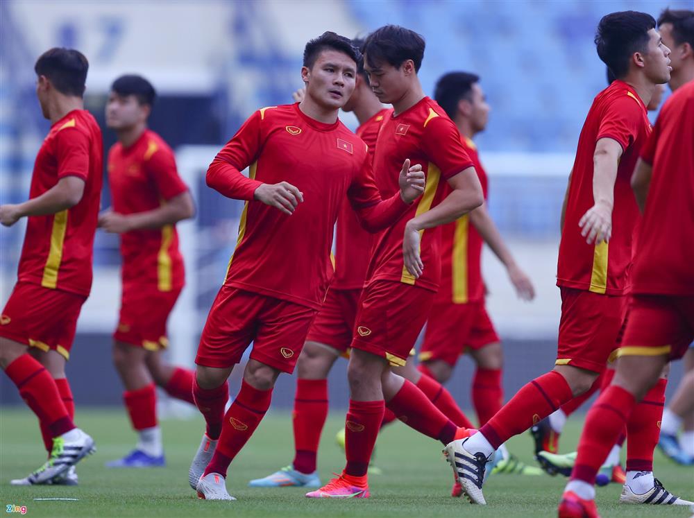 Tuấn Anh buồn bã ra xe trở về khách sạn-5