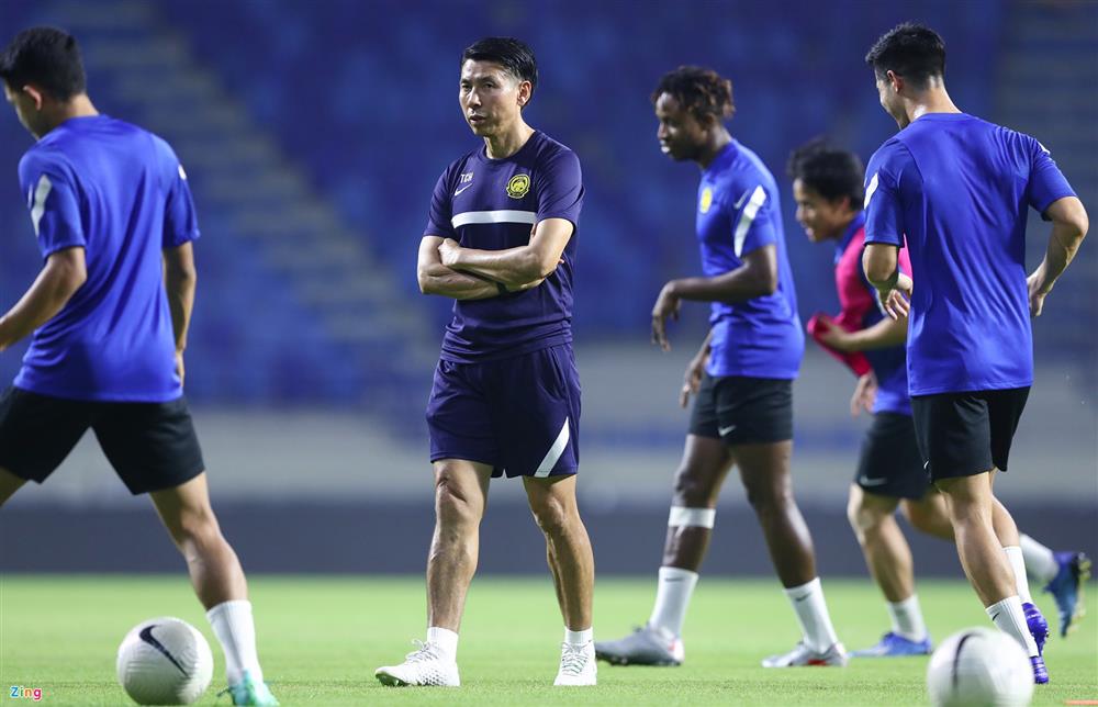 Tuấn Anh buồn bã ra xe trở về khách sạn-7