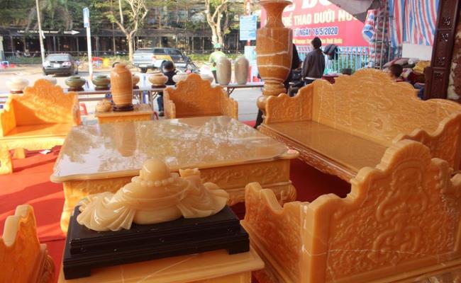 Bóc giá 3 bộ bàn ghế bằng ngọc nổi tiếng ở Việt Nam-4