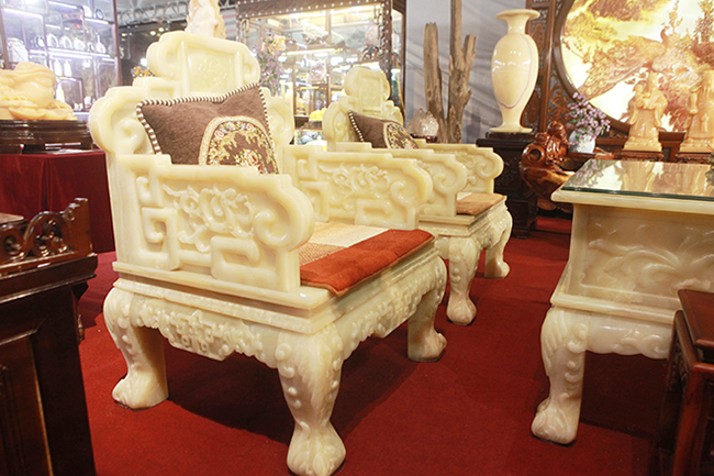 Bóc giá 3 bộ bàn ghế bằng ngọc nổi tiếng ở Việt Nam-5