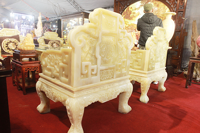 Bóc giá 3 bộ bàn ghế bằng ngọc nổi tiếng ở Việt Nam-6