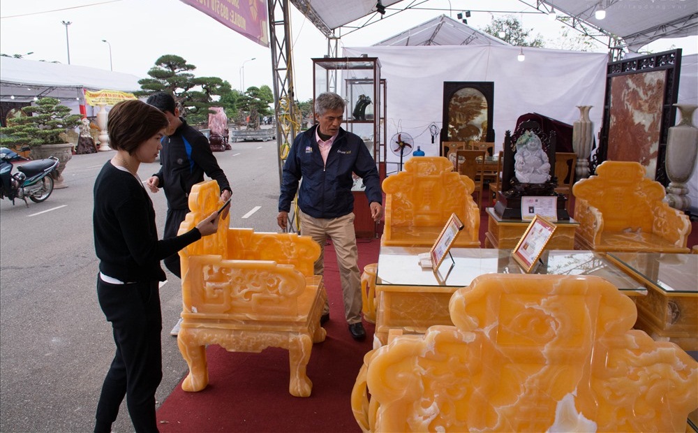 Bóc giá 3 bộ bàn ghế bằng ngọc nổi tiếng ở Việt Nam-9