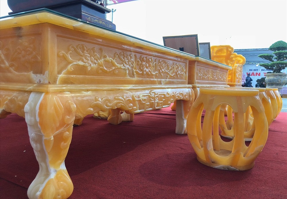 Bóc giá 3 bộ bàn ghế bằng ngọc nổi tiếng ở Việt Nam-10