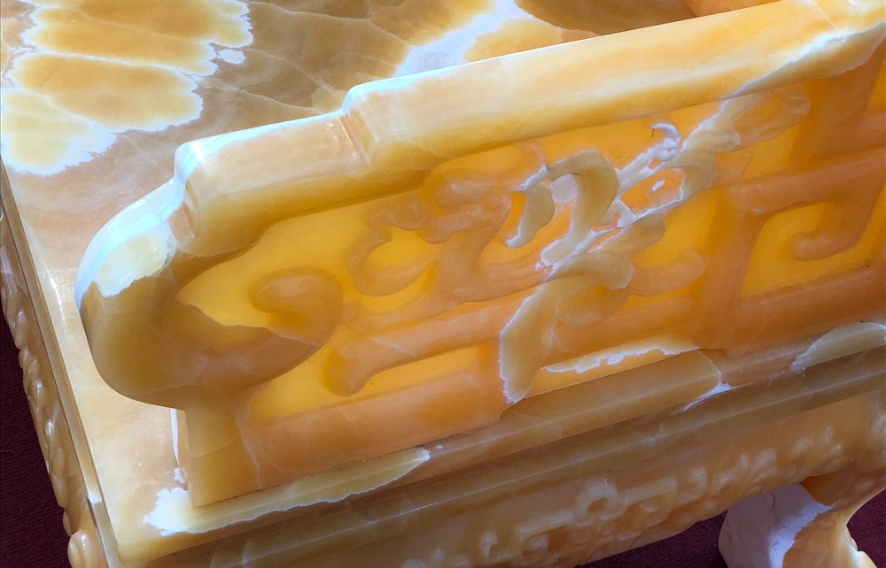 Bóc giá 3 bộ bàn ghế bằng ngọc nổi tiếng ở Việt Nam-11