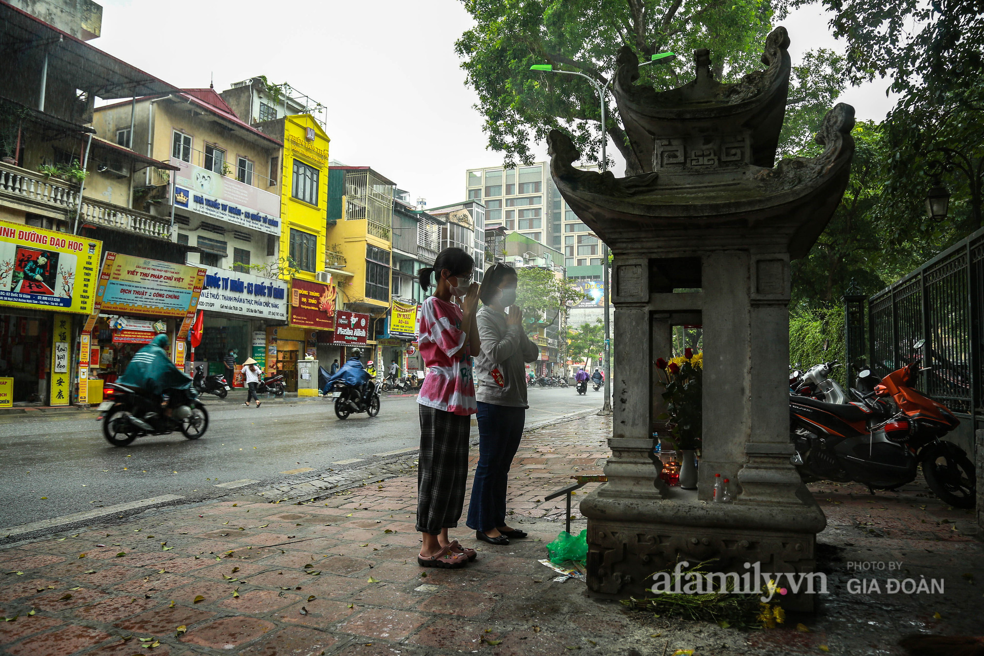 Sĩ tử Hà Nội cùng phụ huynh đội mưa đi lễ cầu may trước ngày thi vào lớp 10-1