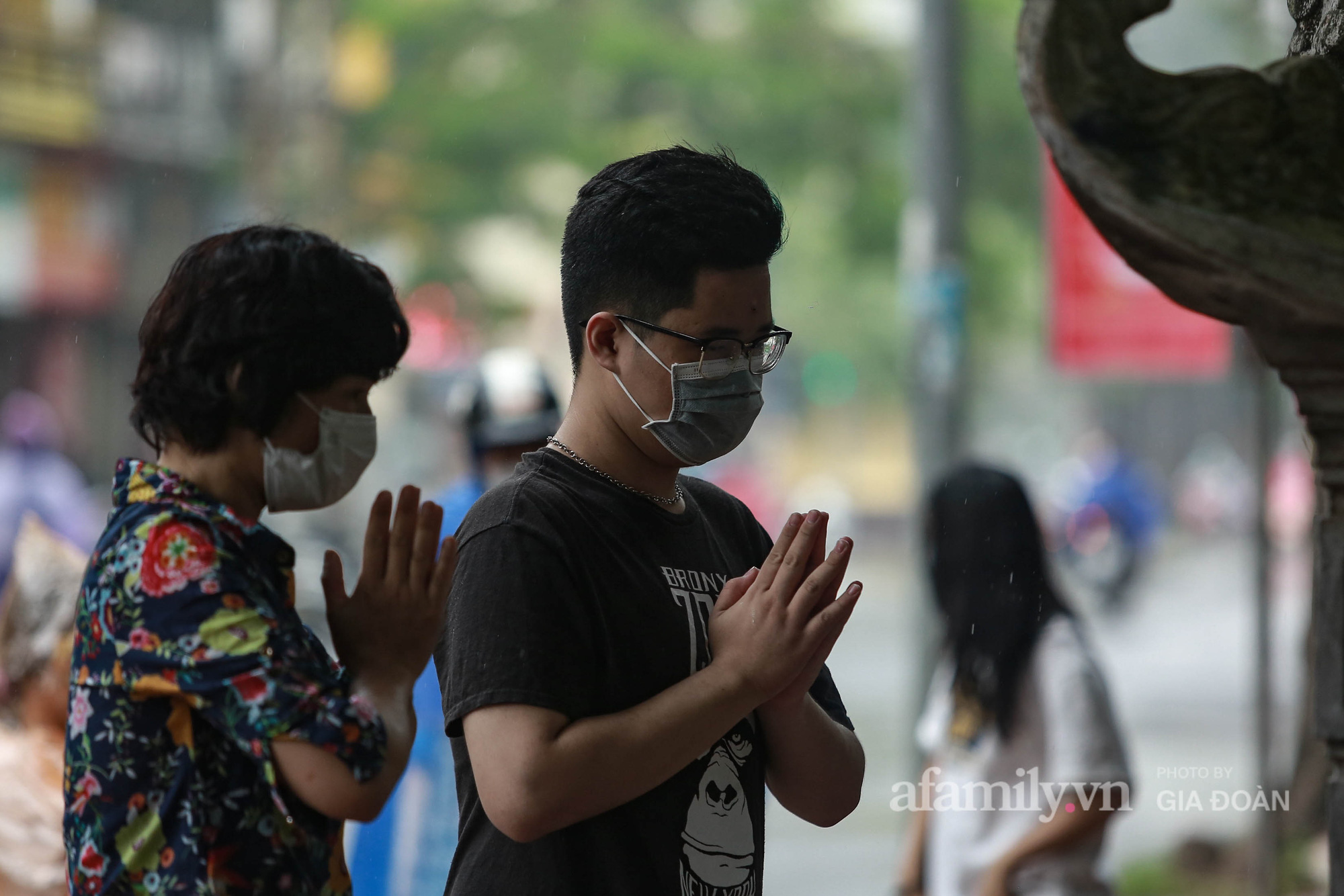 Sĩ tử Hà Nội cùng phụ huynh đội mưa đi lễ cầu may trước ngày thi vào lớp 10-8