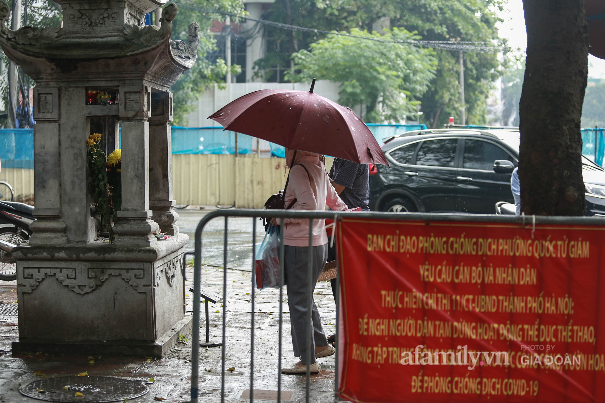 Sĩ tử Hà Nội cùng phụ huynh đội mưa đi lễ cầu may trước ngày thi vào lớp 10-5