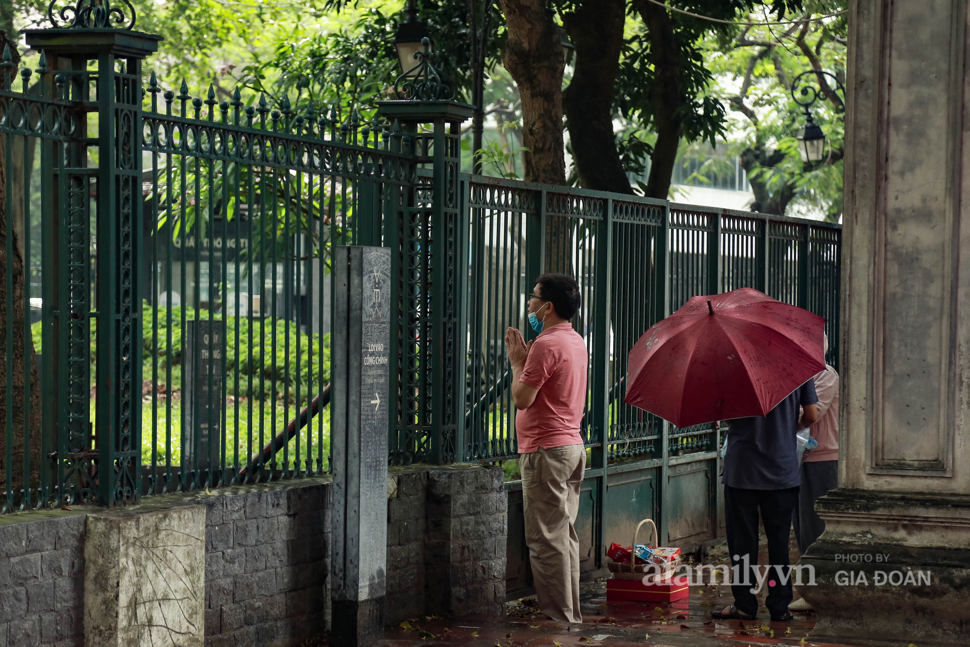 Sĩ tử Hà Nội cùng phụ huynh đội mưa đi lễ cầu may trước ngày thi vào lớp 10-7