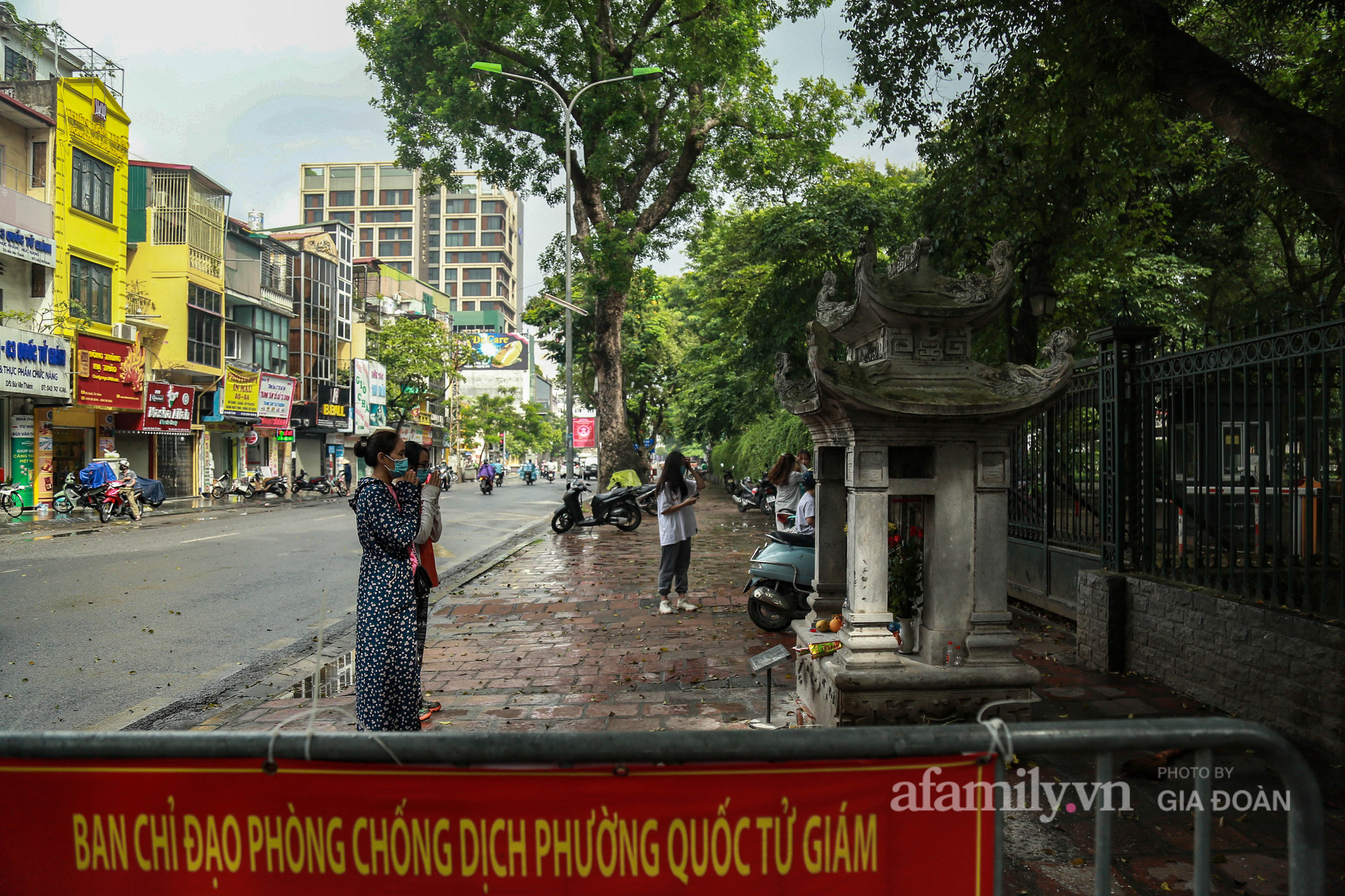 Sĩ tử Hà Nội cùng phụ huynh đội mưa đi lễ cầu may trước ngày thi vào lớp 10-9