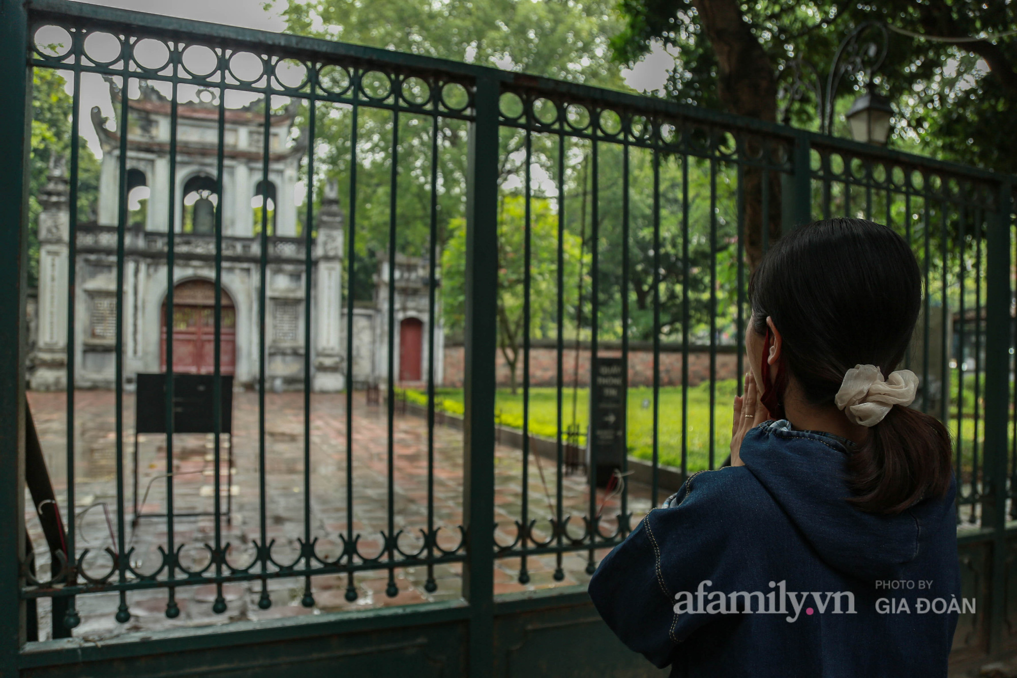 Sĩ tử Hà Nội cùng phụ huynh đội mưa đi lễ cầu may trước ngày thi vào lớp 10-13
