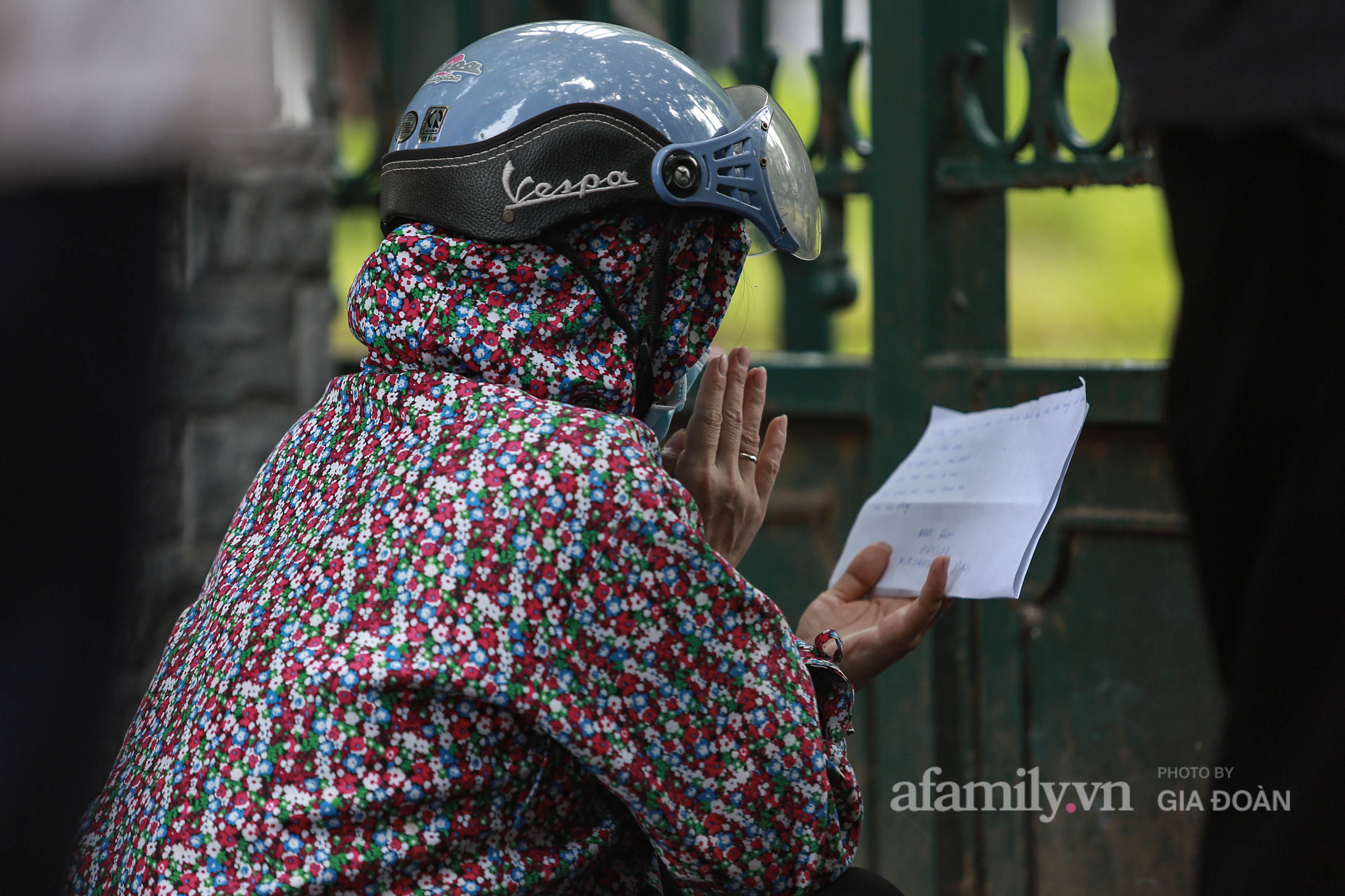 Sĩ tử Hà Nội cùng phụ huynh đội mưa đi lễ cầu may trước ngày thi vào lớp 10-15