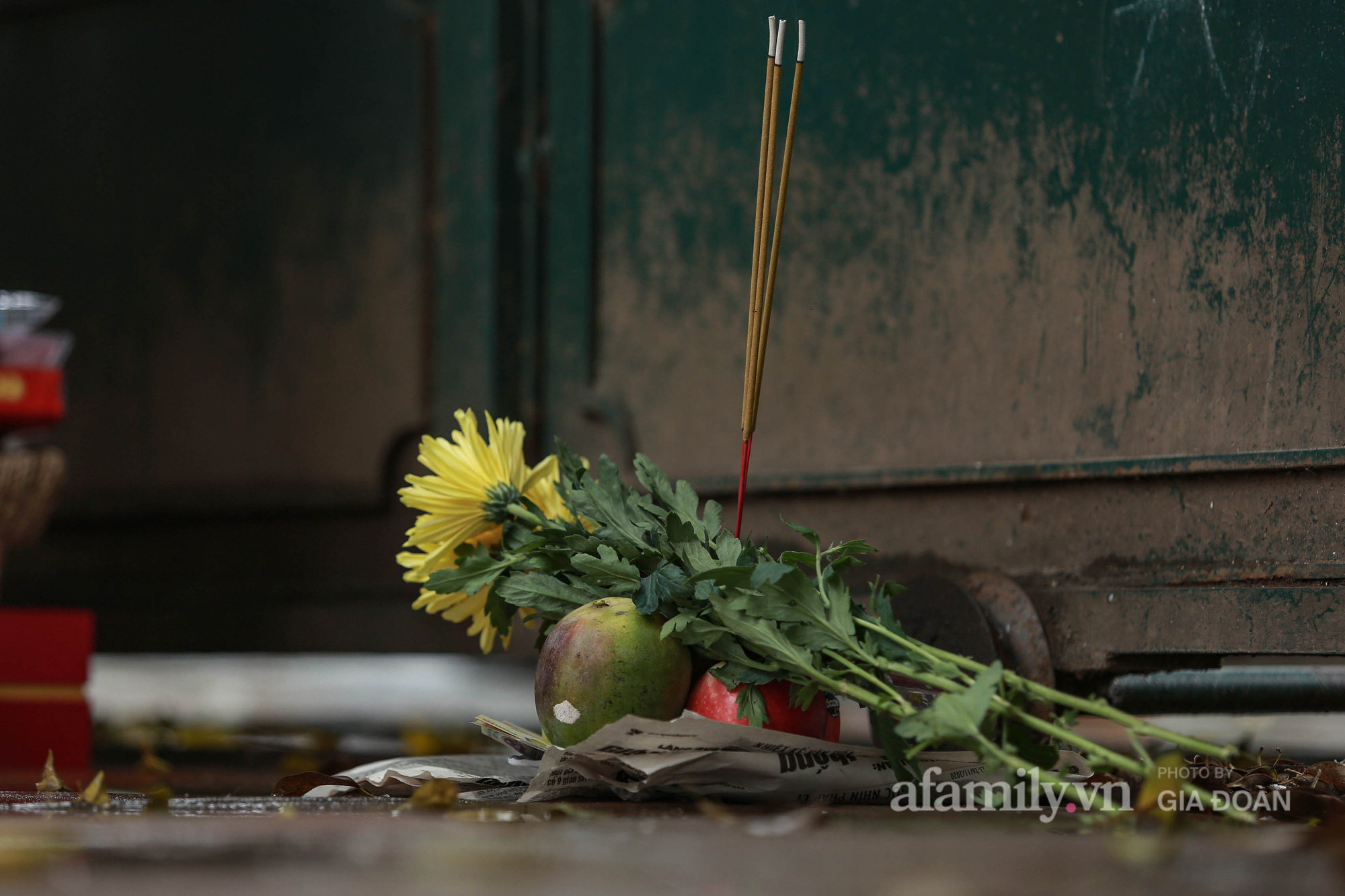 Sĩ tử Hà Nội cùng phụ huynh đội mưa đi lễ cầu may trước ngày thi vào lớp 10-17