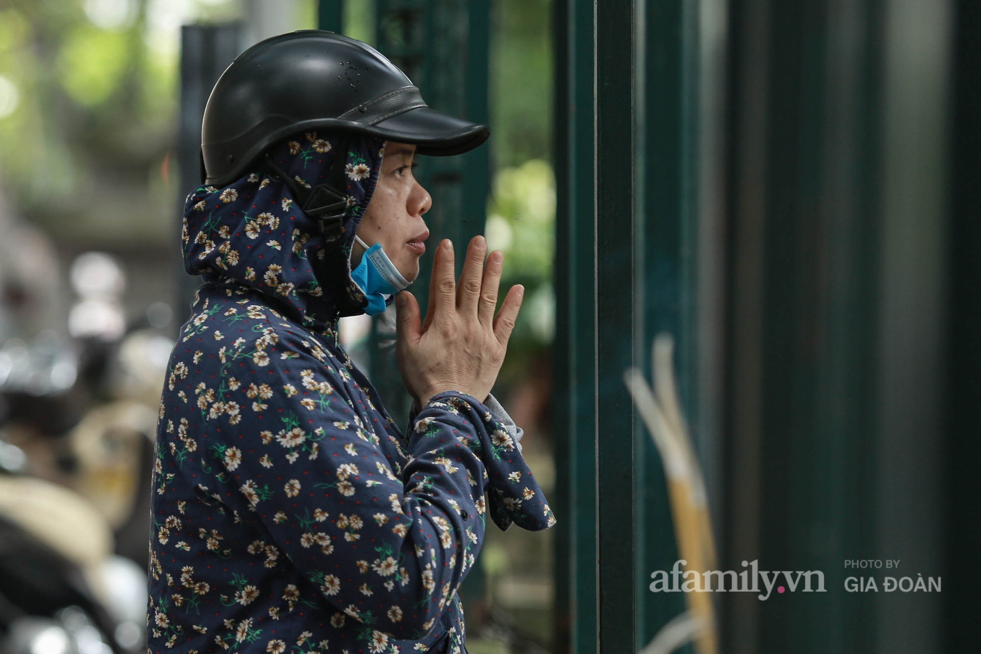 Sĩ tử Hà Nội cùng phụ huynh đội mưa đi lễ cầu may trước ngày thi vào lớp 10-19