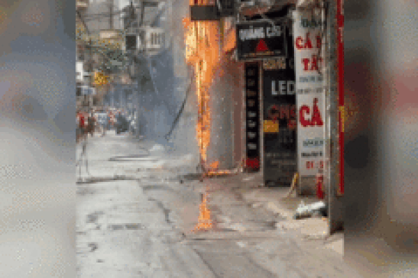 Cột điện bốc cháy, nổ như pháo hoa ở Hà Nội
